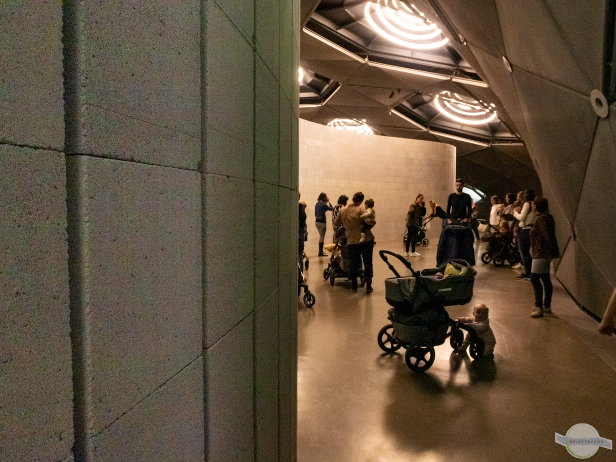 The Wall im Kunsthaus, im Hintergrund die Kinderwägen und Eltern mit Babys