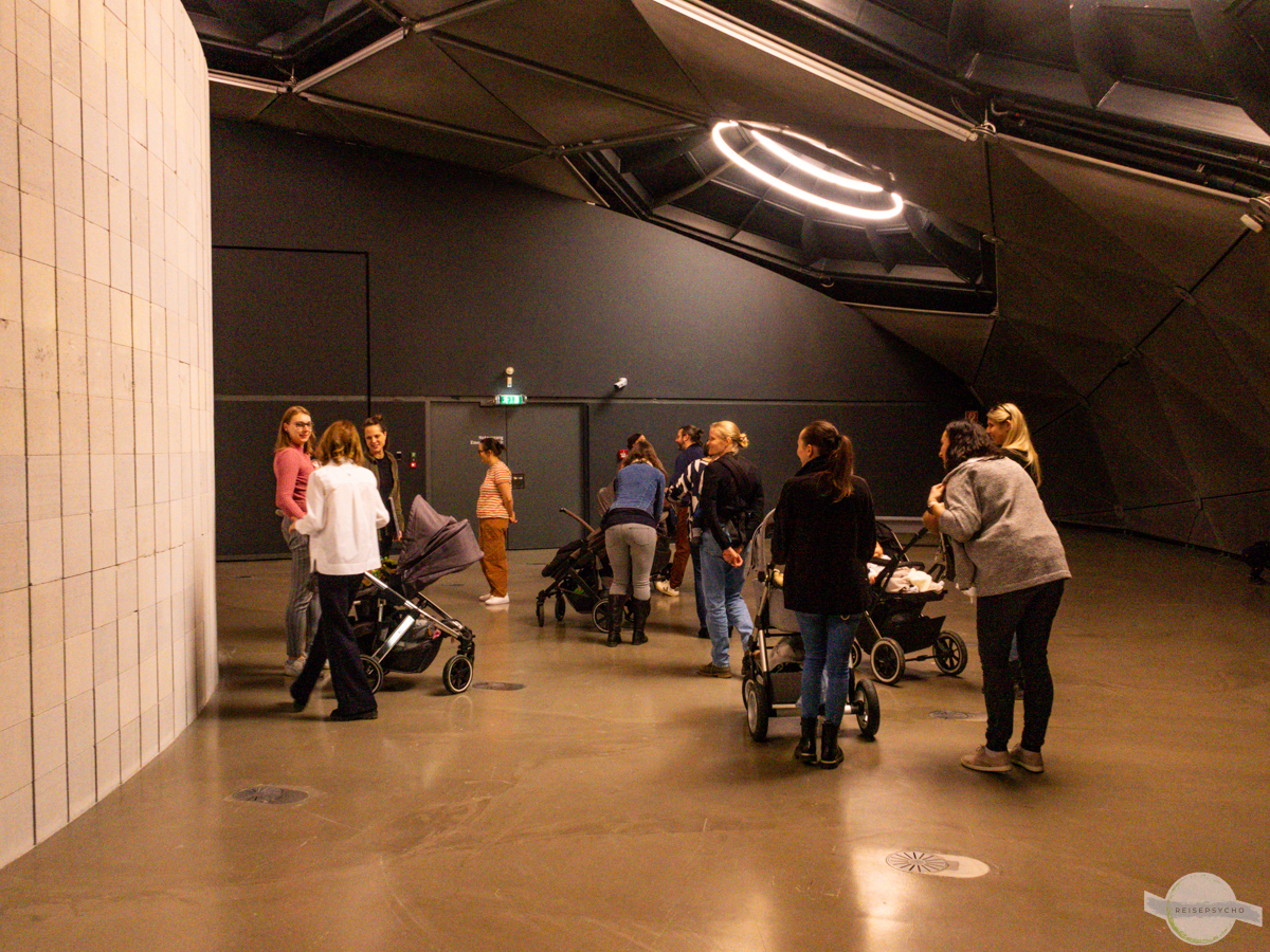Mütter und Väter mit Kinderwagen und Trage im Museum
