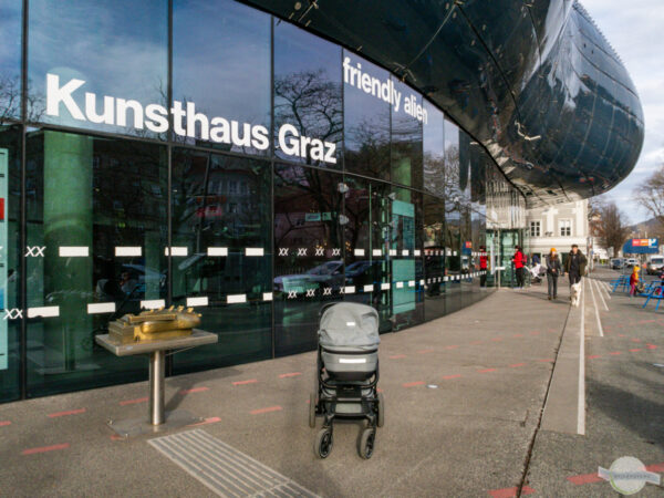 Mit Baby ins Museum in Graz - Kinderwagen steht vor dem Kunsthaus