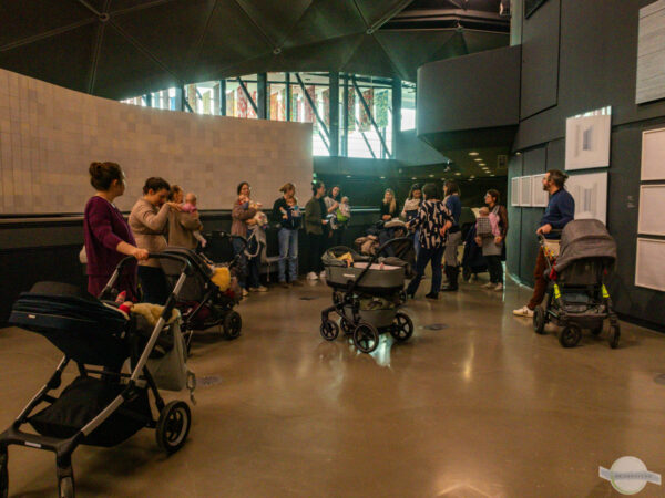 Eltern bei der Führung "Mit Baby ins Museum" im Kunsthaus