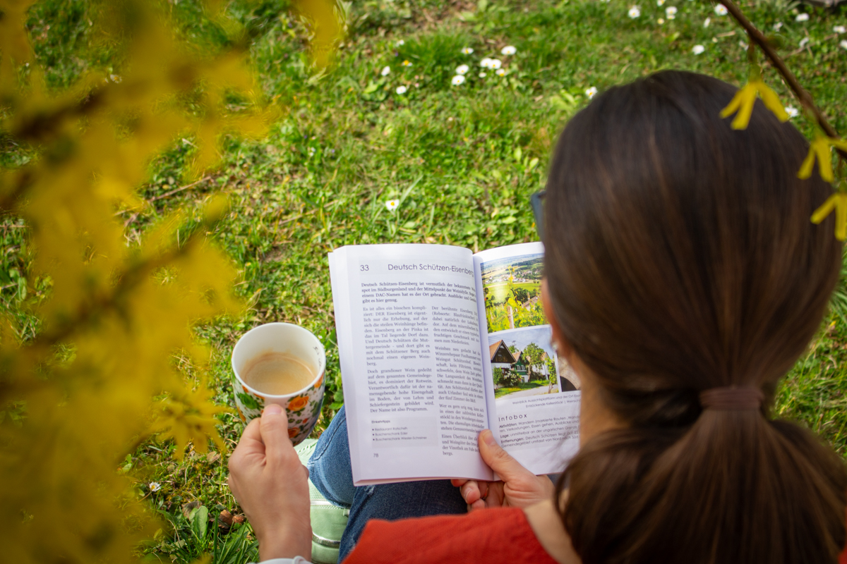 Mit dem Südburgenland Buch sitzen, lesen und Kaffee trinken