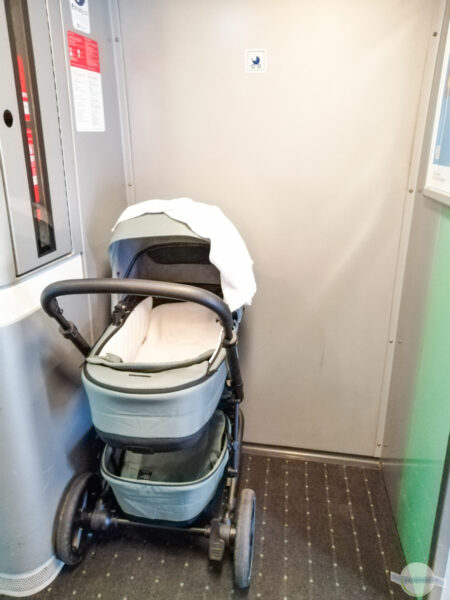Kinderwagen im Railjet der ÖBB