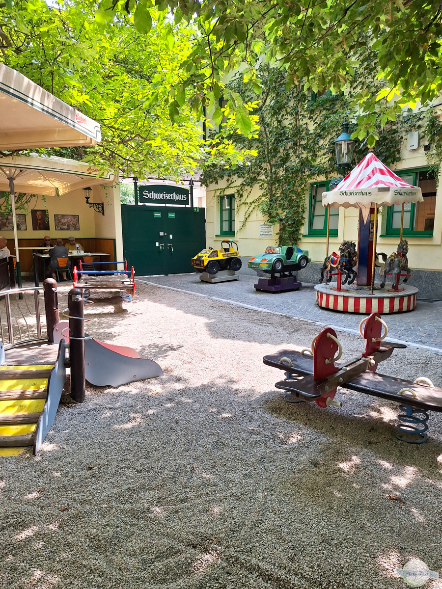 Kleiner Spielplatz im Schweizerhaus