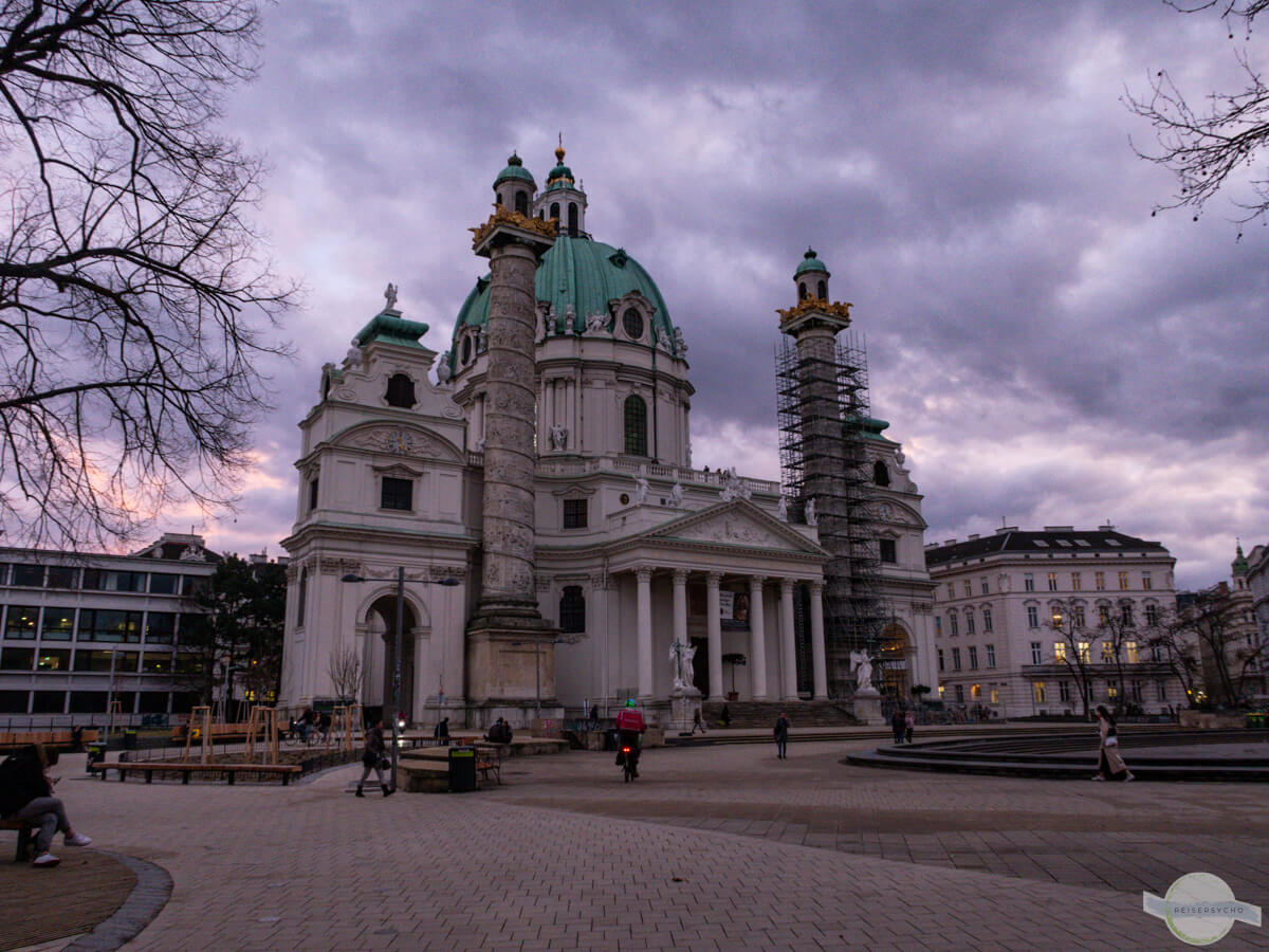 Karlskirche im Abendlicht