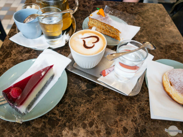 Kaffee und Kuchen im Kaffeehaus Gregors in Wien