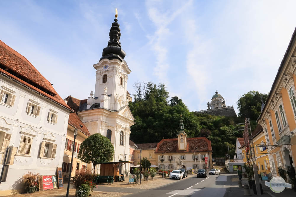 Zentrum von Ehrenhausen mit Kirche, Hauptplatz und Mausoleum