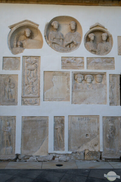 Römische Grabsteine in eine Wand eingemauert