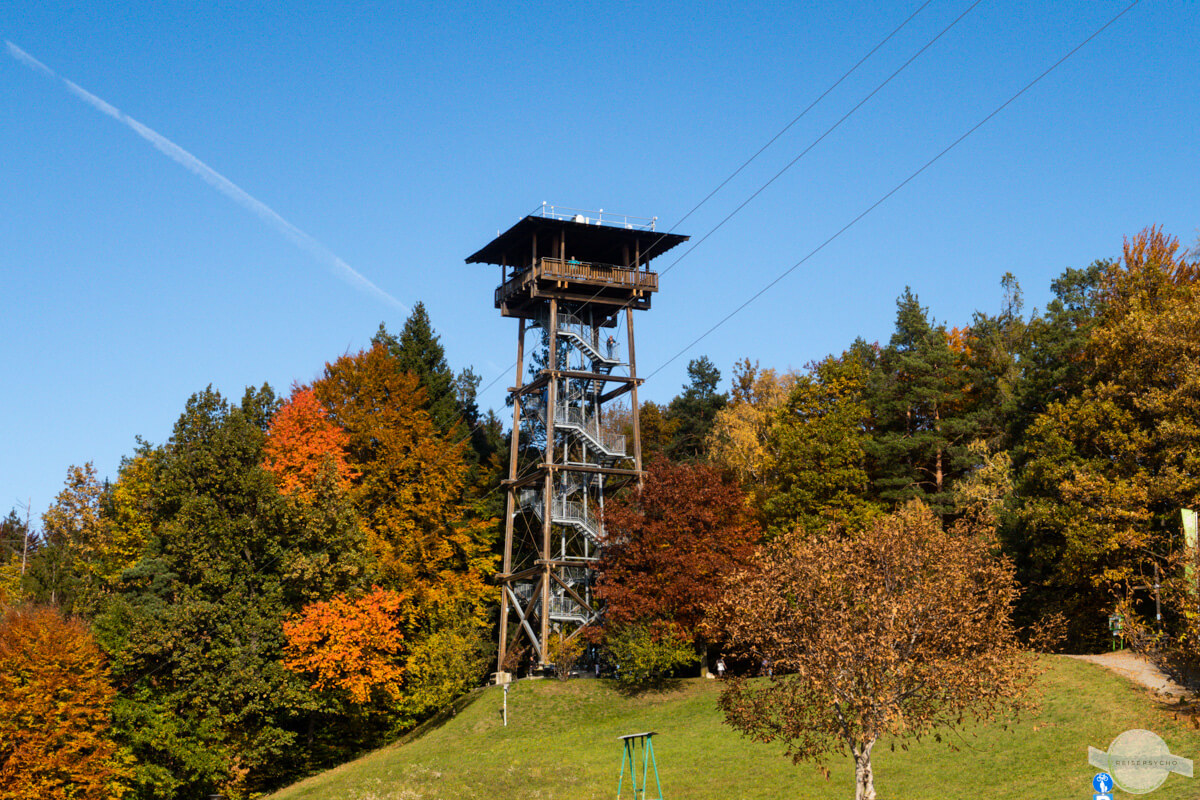 Kreuzbergwarte umringt von bunten Bäumen im Herbst