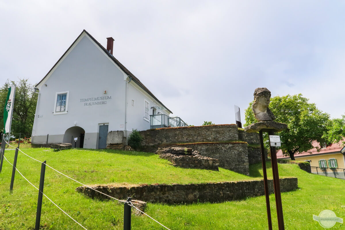Die Ruinen vor dem Tempelmuseum am Frauenberg