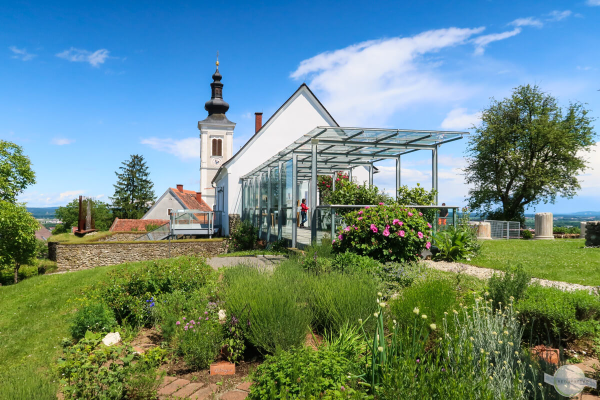 Frauenberg Tempelmuseum mit der Kirche im Hintergrund