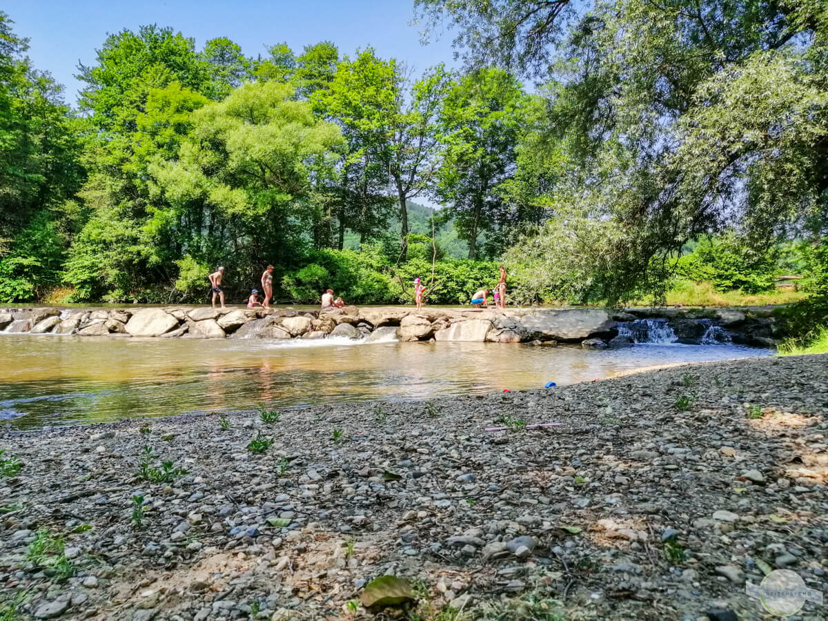 Steinerne Wehr: Kiesstrand, dann Wasser, dann die Wehr