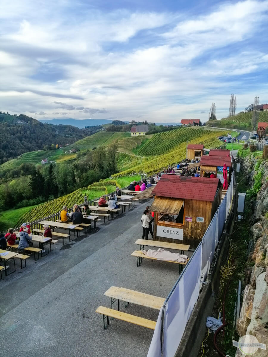 Kitzeck im Herbst mit Hütten und Bänken zum Sitzen