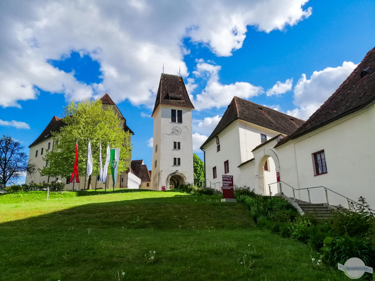 Turm und alte Gebäude im Schloss Seggau