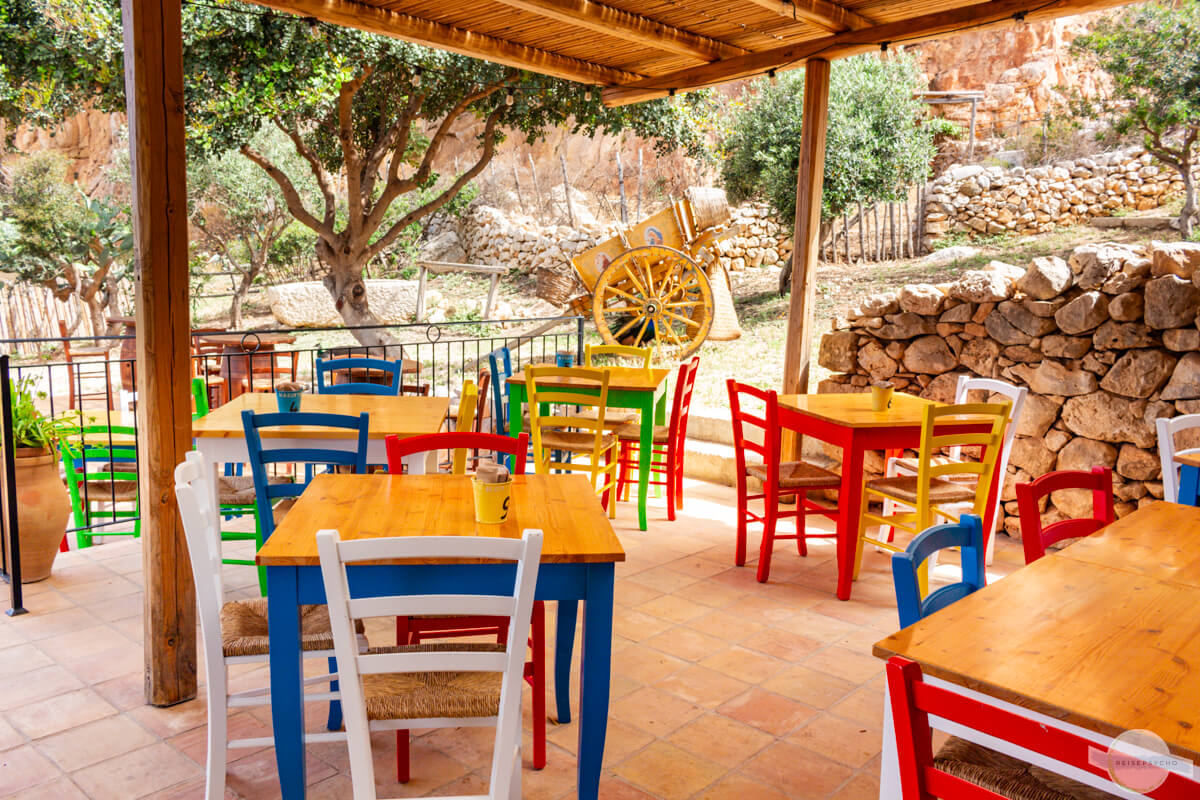 Café bei der Grotta Mangiapane mit bunten Tischen und Stühlen