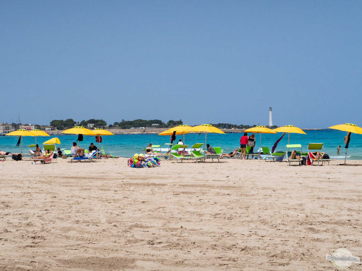 Strand mit gelben Schirmen in San Vito Lo Capo