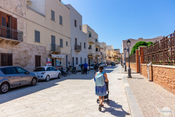 Spaziergang durch die Gassen von Favignana