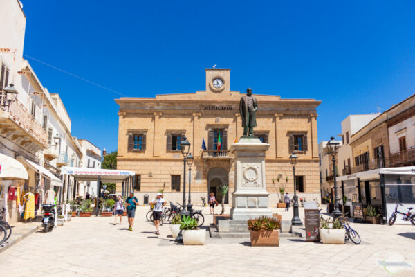 Auf der Piazza Europa in Favignana, Sizilien