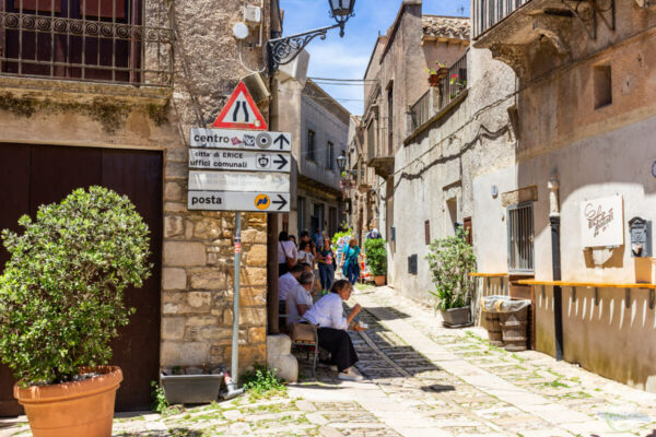 Gemütliche Gasse in Erice