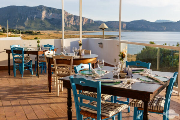 Hotel Ristorante Pocho di Marilù in Macari: Schöne Terrasse mit Blick über die Bucht