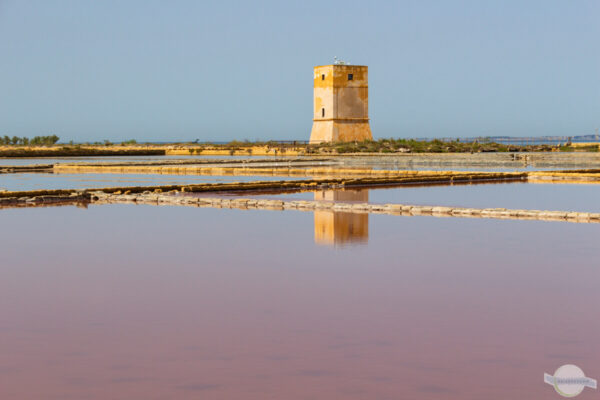 Der Torre Nubia, der sich in den Salinen spiegelt