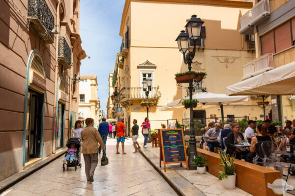 Straße in der Fußgängerzone in Marsala, Westsizilien