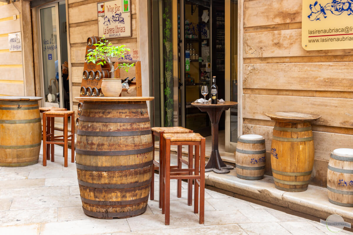 Weinbar in Marsala: Fass mit Hocker vor einem Lokal