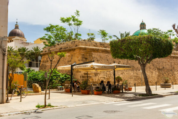 Cafe an einer Ecke in Marsala