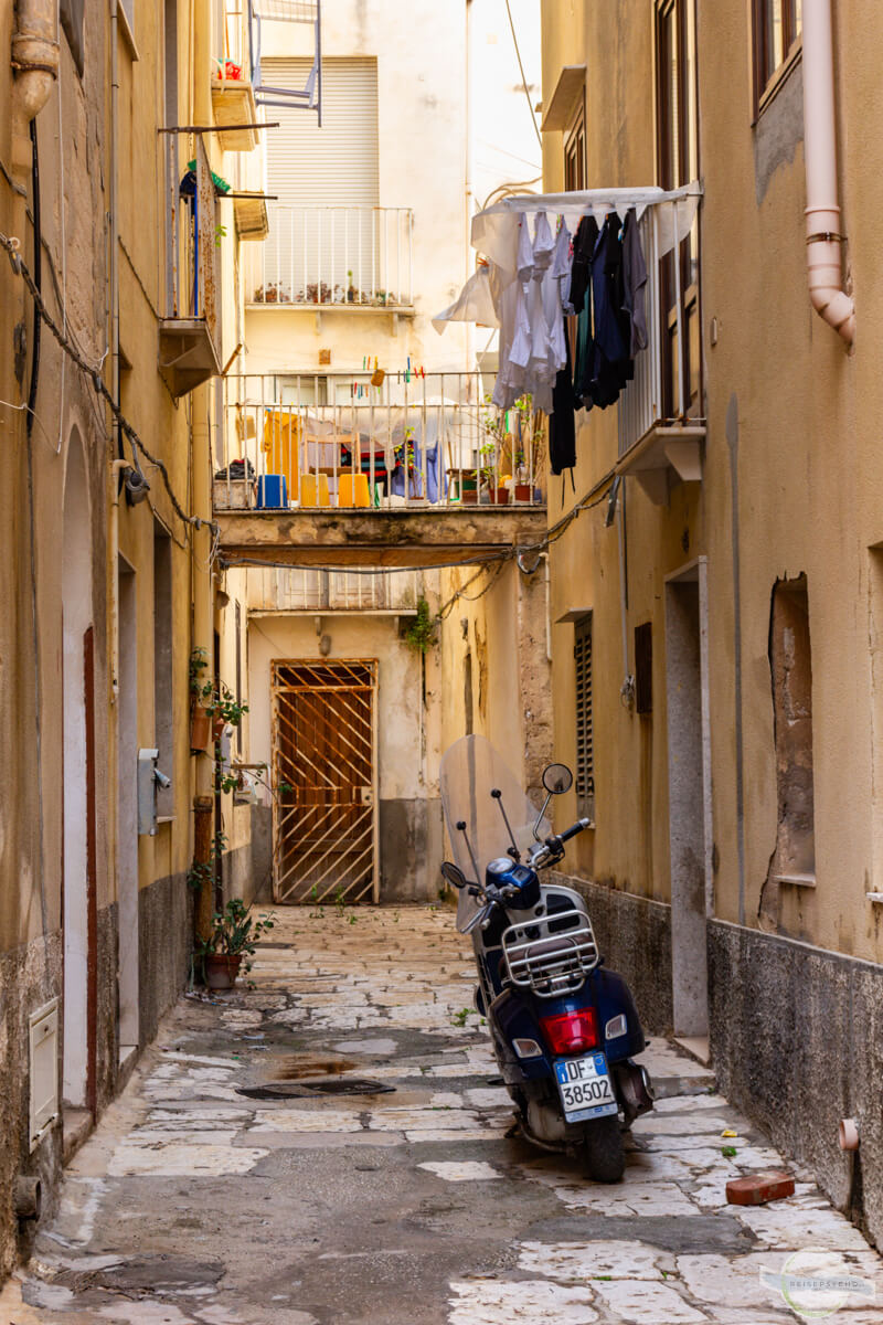 Vespa und Wäsche in Gasse in Trapani