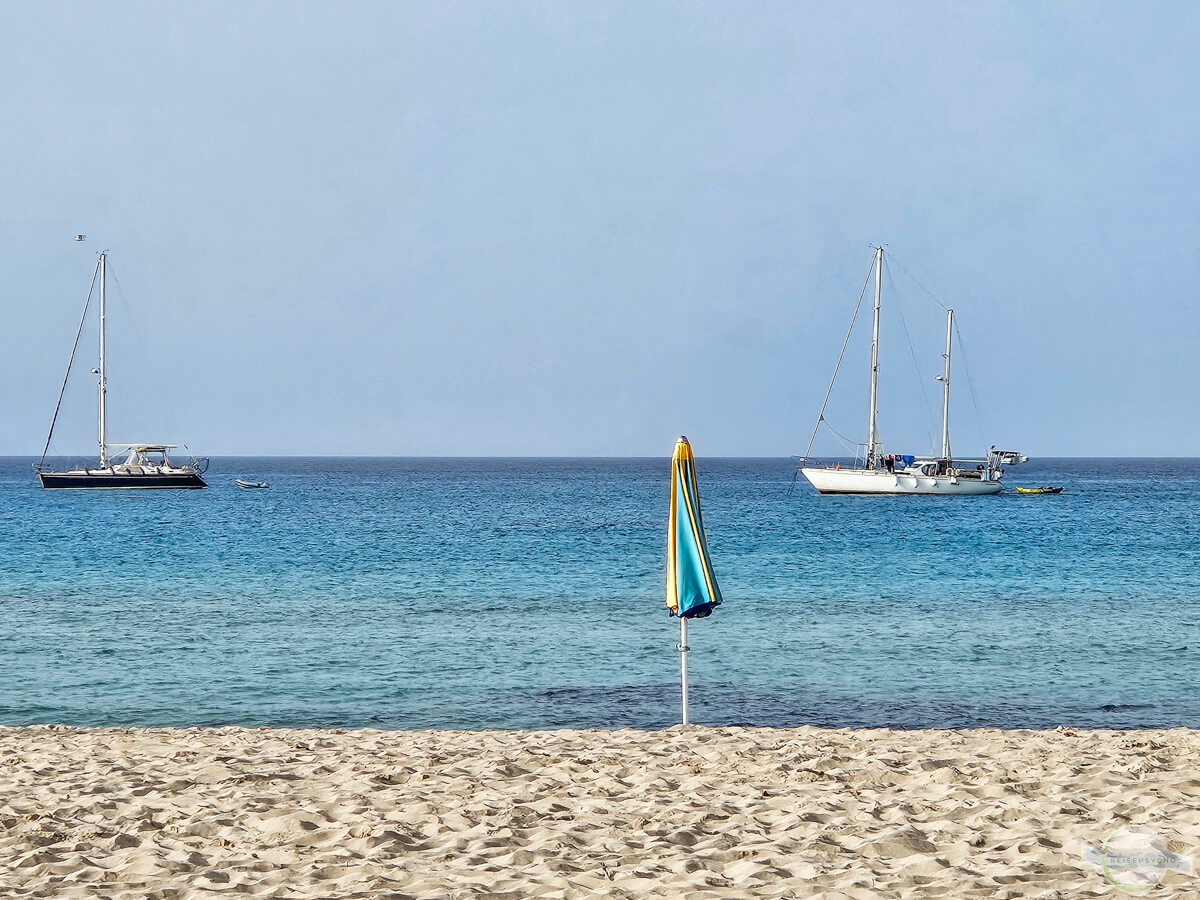 San Vito Lo Capo Strand mit Schirm und Booten