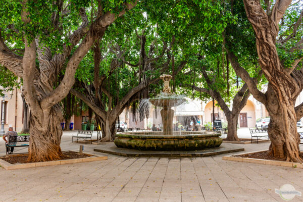 Innenhof mit Bäumen und Springbrunnen in Marsala