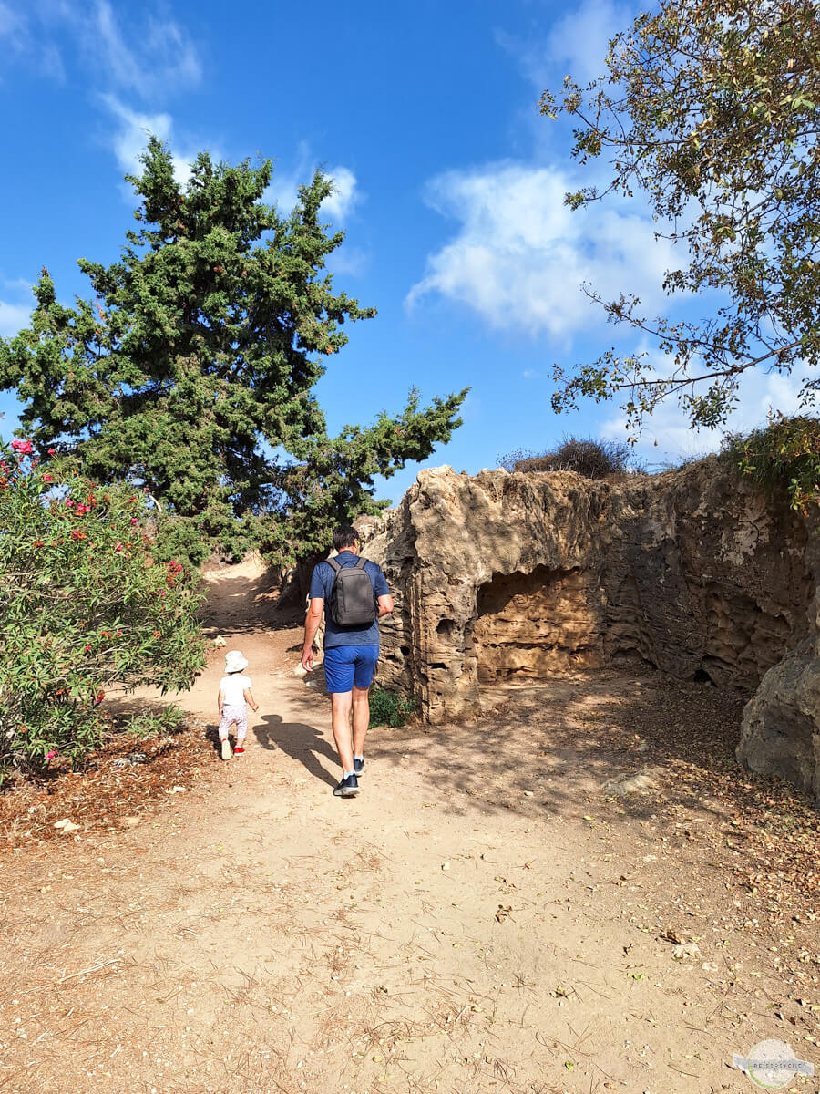 Mit Kind bei den Königsgräbern in Paphos