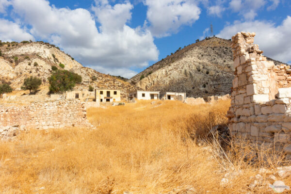 Leere Häuser in verlassenem Dorf nahe Paphos