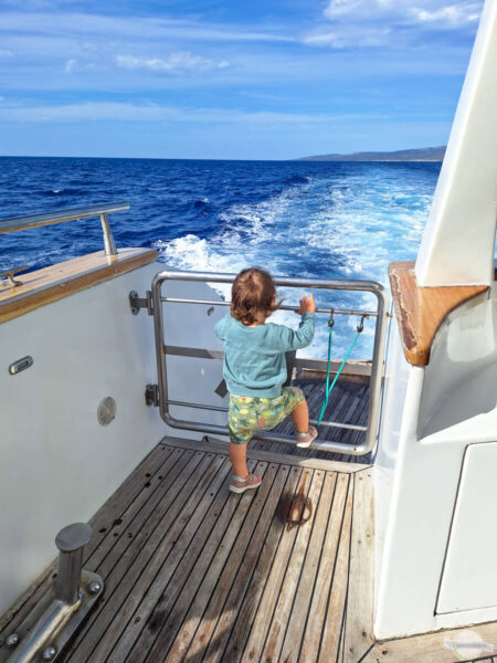 Mit Kleinkind am Ausflugsboot in Paphos