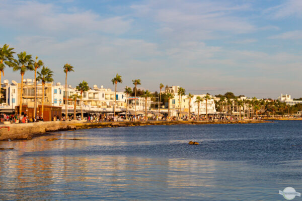 Paphos am Abend: Blick auf die Promenade