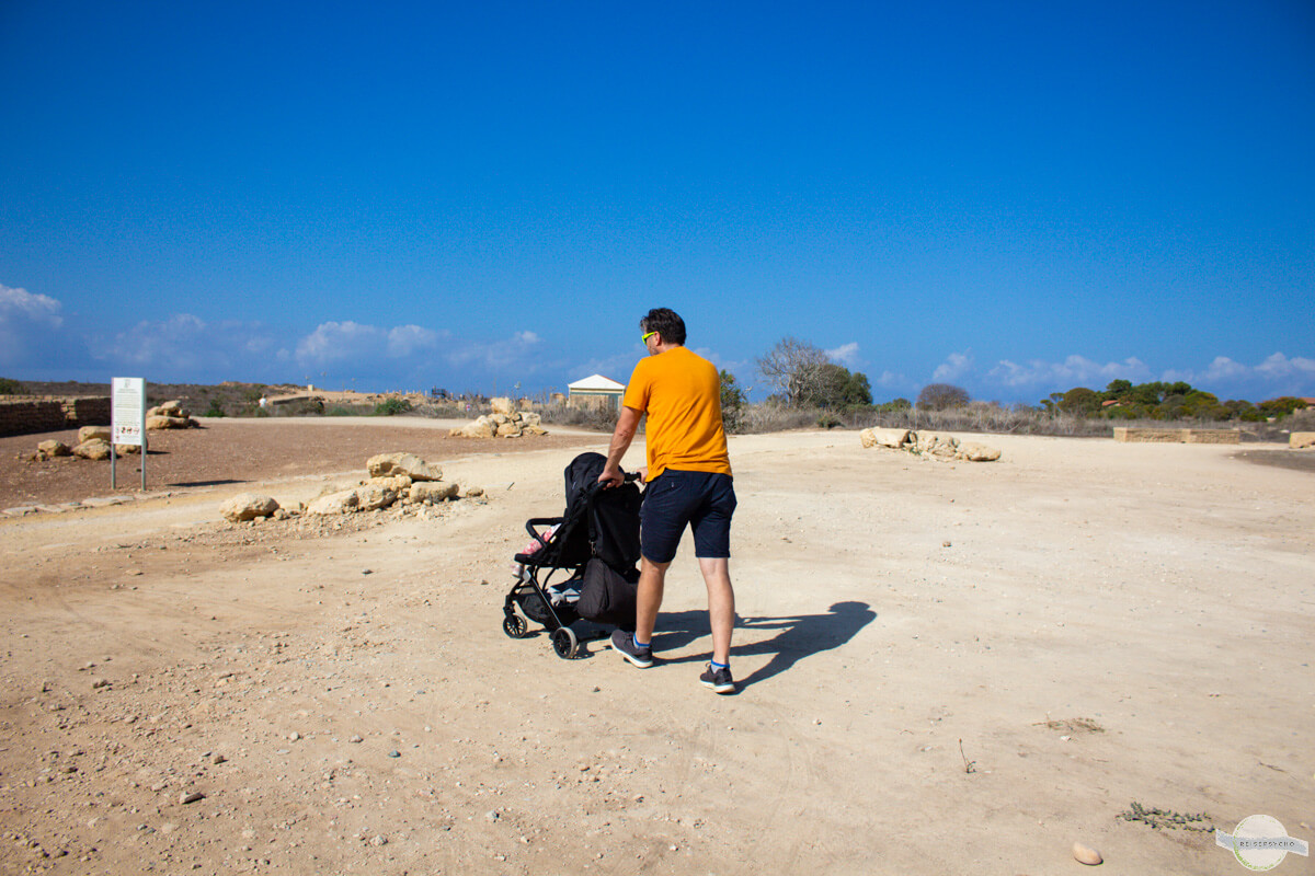 Mit dem Kinderwagen im archäologischen Park in Paphos