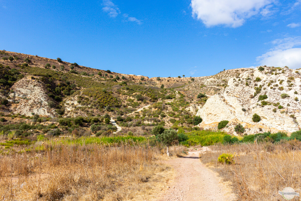 Wanderweg in die Geisterstadt Foinikas auf Zypern