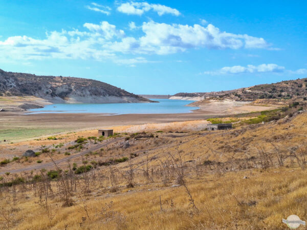 Verlassenes Dorf vor dem Staudamm