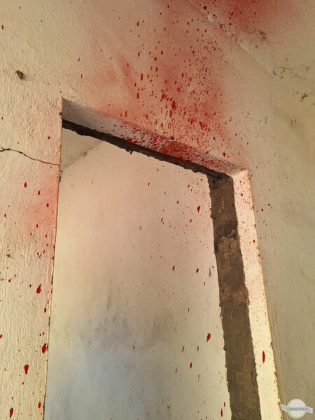Farbspritzer, die wie Blut aussehen rund um einen Türstock