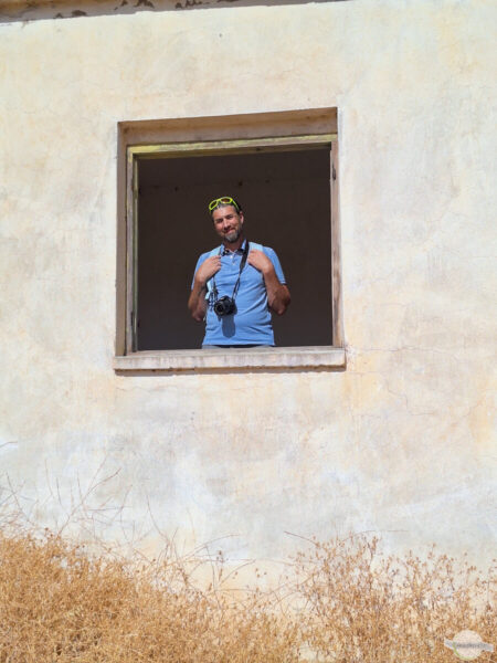 Am Fenster eines Lost Places stehen und rausschauen