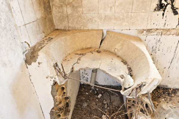 Zerbrochener Waschtisch in verlassenem Haus
