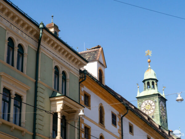 Der unbekannte Ritter liegt auf einem Giebel am Landeszeughaus