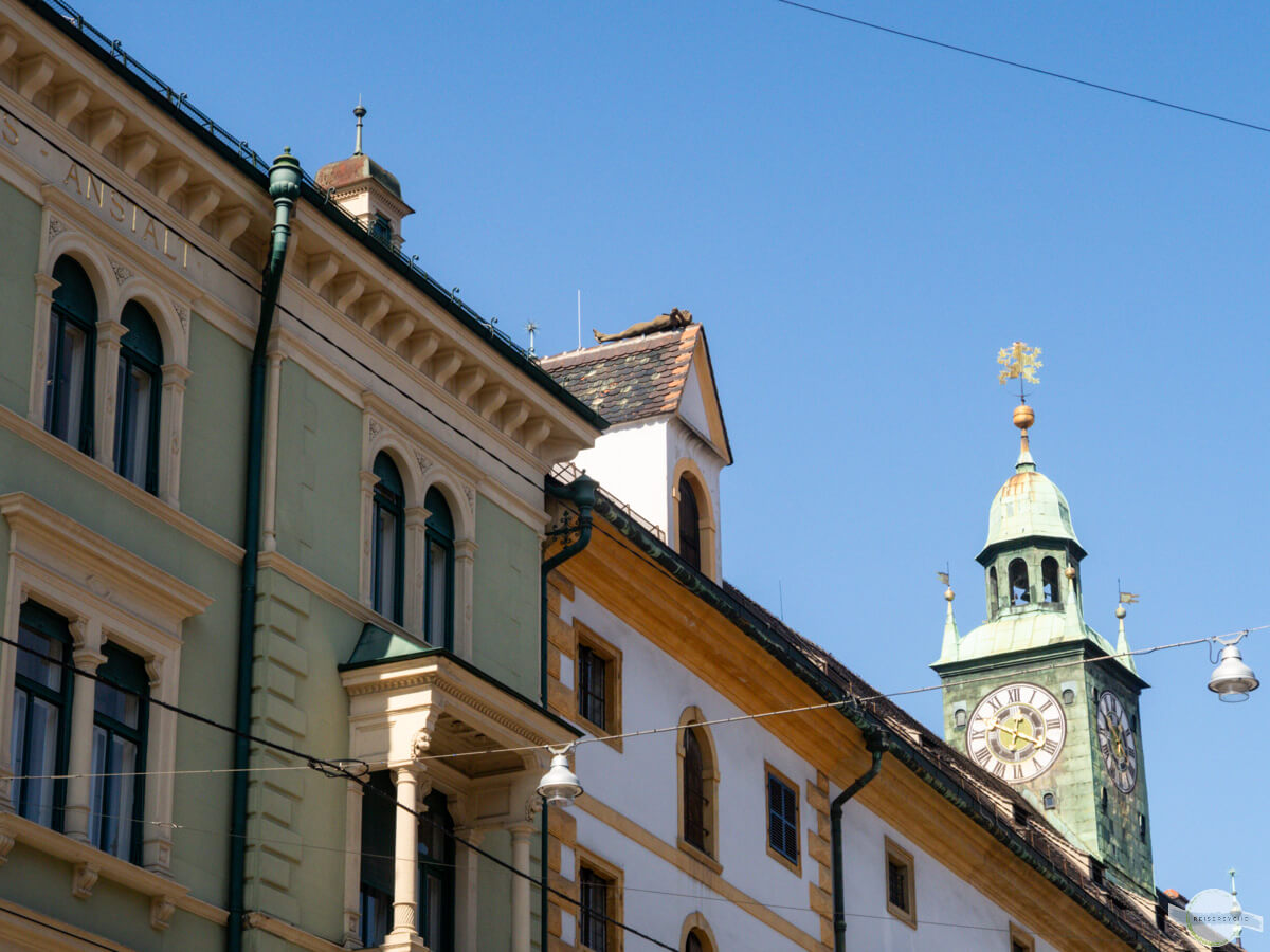 Der unbekannte Ritter liegt auf einem Giebel am Landeszeughaus