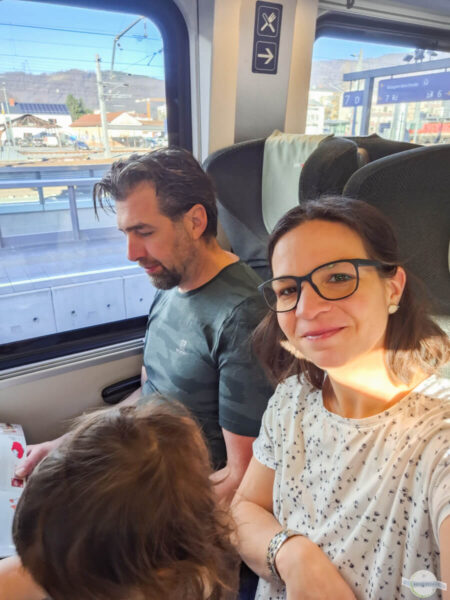Wir im Zug in Richtung Flughafen