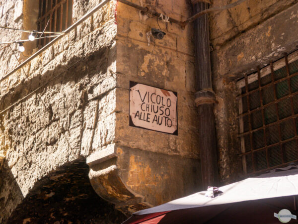 Schild "Vicolo chiuso alle auto" in Neapel