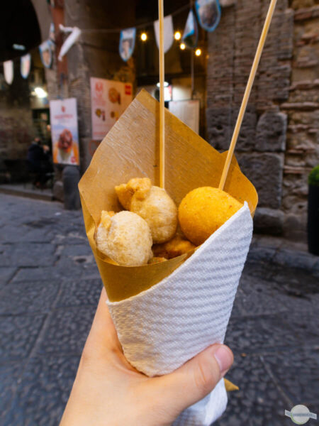 Tüte voll mit gemischtem Frittierten: So isst Neapel