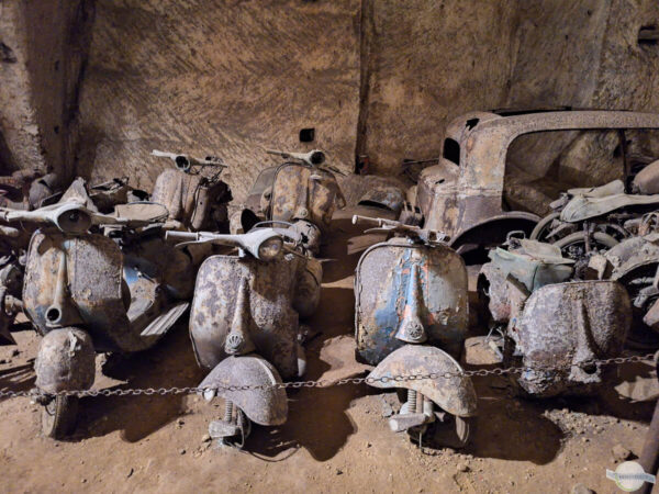 Alte Vespas im Bourbonenstollen in Neapel