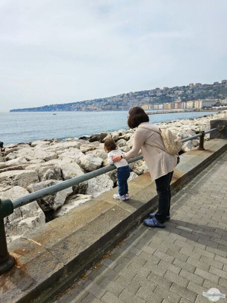 Schiffe beobachten mit Kind am Lungomare in Neapel