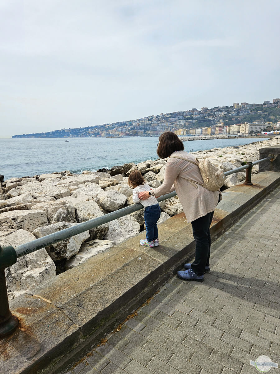 Schiffe beobachten mit Kind am Lungomare in Neapel
