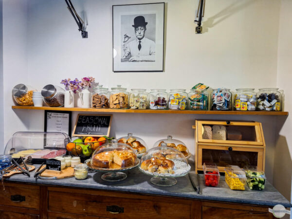Kleines Frühstücksbuffet im B&B in Neapel