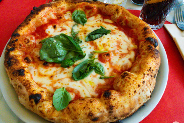 Pizza bei Tomasi in Neapel